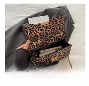 Details zum Innenraum der Leopard-Umhängetasche mit goldener Kette und Metalldrehverschluss