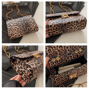Detailsicht der Umhängetasche mit Leopardenmuster, Goldkette und Innenraum