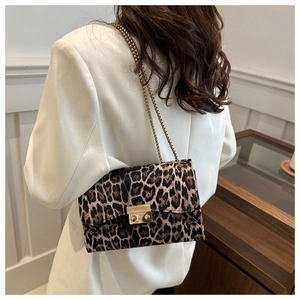 Retro Umhängetasche mit Leopardenmuster, goldener Kette und metallischem Verschluss