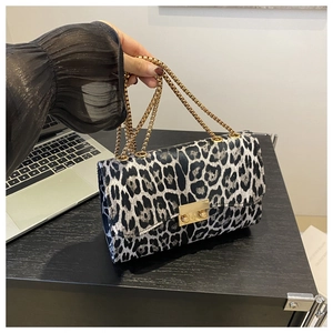 Detail der Leopardenmuster Tasche mit goldener Metallschnalle und elegantem Kettengurt
