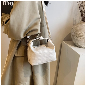 Weiße Boston-Tasche mit Textur als Umhängetasche getragen im minimalistischen Stil