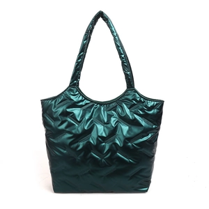 Grand sac cabas vert foncé brillant avec surpiqûres matelassées et style épuré pour femme