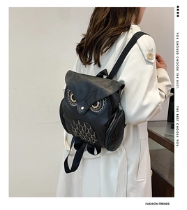 Gros plan du sac à dos hibou avec broderie de plumes détaillée et texture en cuir PU