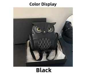 Détail du sac à dos hibou avec broderie métallique dans un coffret cadeau
