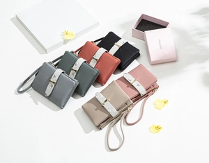 Detail of short wallets in six colors with litchi texture and bird pattern decoration