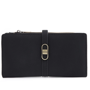 Détail de la boucle dorée vintage sur un long portefeuille noir mat en PU pour femmes