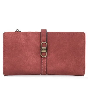 Détail du portefeuille long en cuir PU mat vintage avec boucle bronze et fermeture éclair