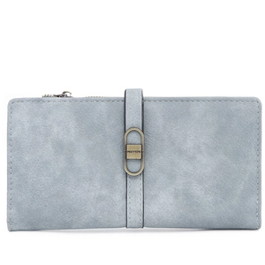 Détail du long portefeuille en cuir mat bleu avec boucle dorée et fermeture éclair