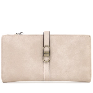 Détail du portefeuille long beige avec boucle en bronze et texture mate délicate