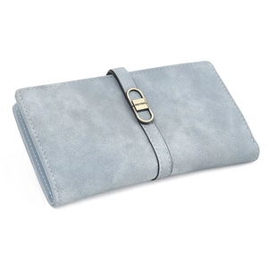 Détail du portefeuille long en similicuir vintage avec boucle en métal ovale dorée