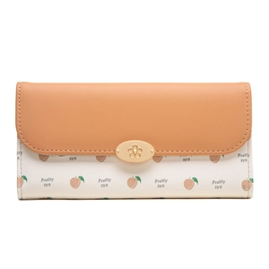Détail du motif pêche et fermoir fleuri doré sur le portefeuille long en similicuir