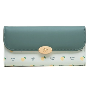 Détail du portefeuille vert en cuir avec motif de pêche et fermoir floral en métal doré