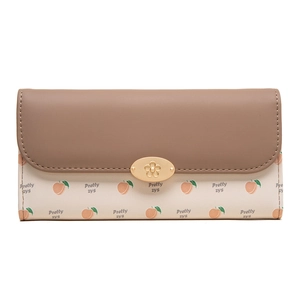 Vue détaillée du portefeuille long à motif pêche avec boucle magnétique dorée florale