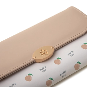 Détail du motif pêche et boucle fleur dorée sur ce long portefeuille pour femme