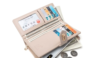 Détails intérieurs d'un portefeuille long avec emplacements cartes et boucle en cœur