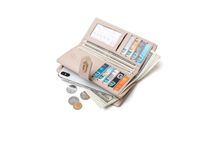 Vue détaillée d'un grand portefeuille beige avec fentes pour cartes et rangement spacieux