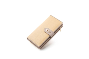 Vue détaillée du portefeuille long avec texture grainée et boucle en U dorée