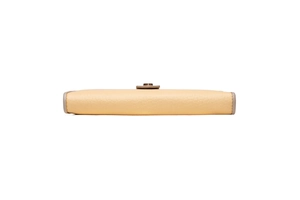 Vue de dessus d'un portefeuille long en cuir PU jaune pâle avec boucle en métal