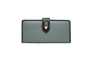 Détail du portefeuille matelassé gris-vert avec bordure noire et fermoir cœur