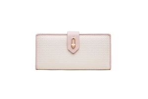 Détail du portefeuille en cuir gaufré crème avec bord rose et fermoir doré en cœur
