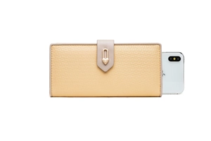 Portefeuille long en similicuir jaune et taupe montré à côté d'un téléphone pour échelle