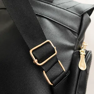 Détail des boucles et fermetures éclair en métal doré sur le sac à dos chouette noir