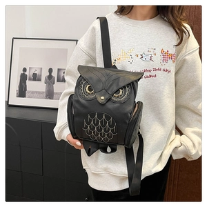 Broderie détaillée d'yeux de hibou et plumes sur un sac à dos en similicuir noir