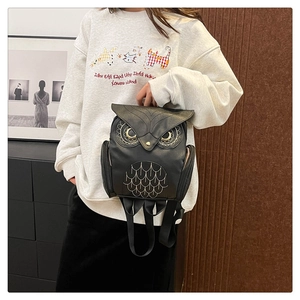 Détail du sac à dos hibou en cuir PU noir avec broderie dorée et poches zippées latérales