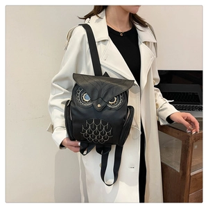 Détail du sac à dos hibou en cuir PU noir montrant la broderie et les yeux décoratifs