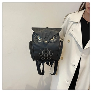Détail d'un sac à dos hibou en cuir PU avec broderie d'écailles et détails oculaires en métal