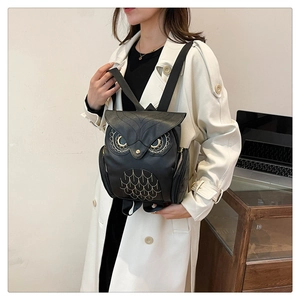 Détail d'un sac à dos hibou en cuir PU noir avec broderies et poche latérale
