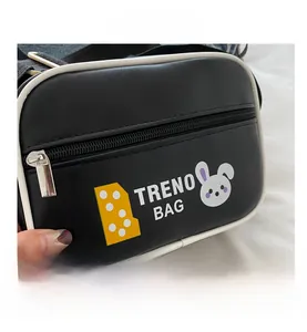 Nahaufnahme der schwarzen Stepptasche mit Kaninchen-Print und weißen Kontrastpaspeln