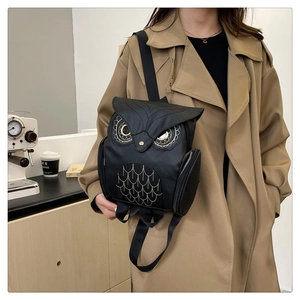 Détail d'un sac à dos chouette en cuir PU avec broderie de plumes multicouches noire