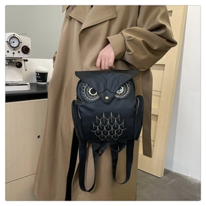 Détail du sac à dos hibou créatif avec coutures dorées et poche latérale à fermeture