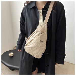Minimalistische beige Nylon-Brusttasche für Damen und Herren mit verstellbarem Gurt