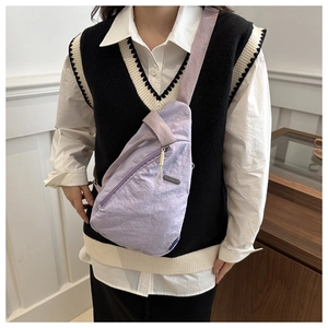 Lavendelfarbene Nylon-Brusttasche mit breitem Gurt über weißem Hemd und schwarzer Weste