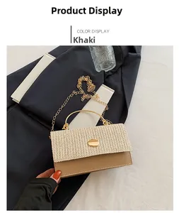 Détail du sac en paille tressée et cuir kaki avec chaîne dorée et poignée en métal