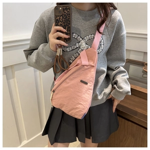 Nahaufnahme der rosa Nylon-Umhängetasche mit Metallreißverschluss und Stoffgurt