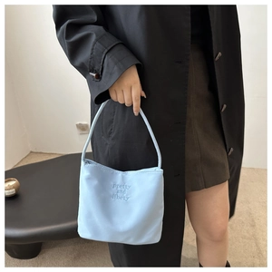 Détail du sac à main en nylon bleu clair avec broderie et design élégant pour femmes