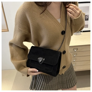 Sac bandoulière noir en daim avec serrure vintage argentée et bandoulière en chaîne