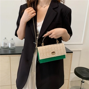 Sac bandoulière vert en similicuir et paille avec poignée dorée et bandoulière chaîne