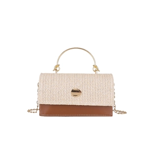 Sac bandoulière en paille et cuir marron avec poignée anneau dorée et bandoulière chaîne