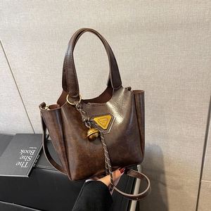 Sac seau rétro marron foncé en cuir ciré brillant avec bandoulière réglable