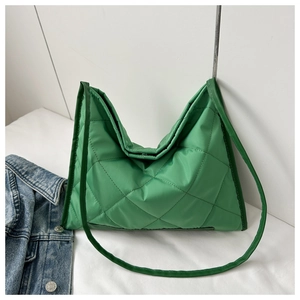 Detail der grünen gesteppten Oxford-Schultertasche mit minimalistischem Rautensteppmuster