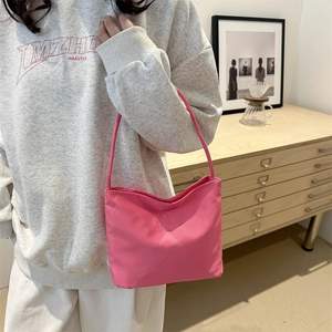Sac à bandoulière minimaliste rose bonbon avec broderie logo pour tenue quotidienne femme