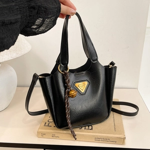 Sac Fourre-Tout Rétro En Cuir PU Pour Femmes Sac Bandoulière Vintage Avec Plaque Triangle En Métal Et Pendentif Cloche