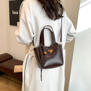 Mini cabas rétro marron foncé avec logo triangle doré et détail de gland chic