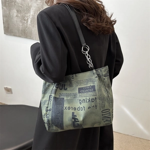 Borsa tote alla moda verde oliva con stampa di giornale e catena per donna