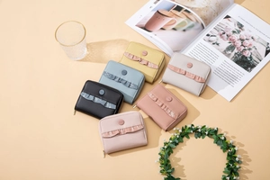 Short women's wallets with ruffled trim and zipper closure in six pastel colors