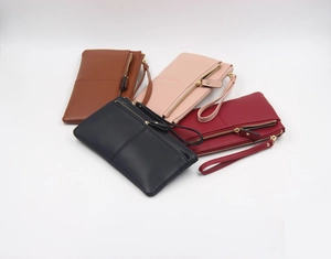 Vue détaillée de portefeuilles en cuir PU tactile avec fermetures éclair et dragonnes chic